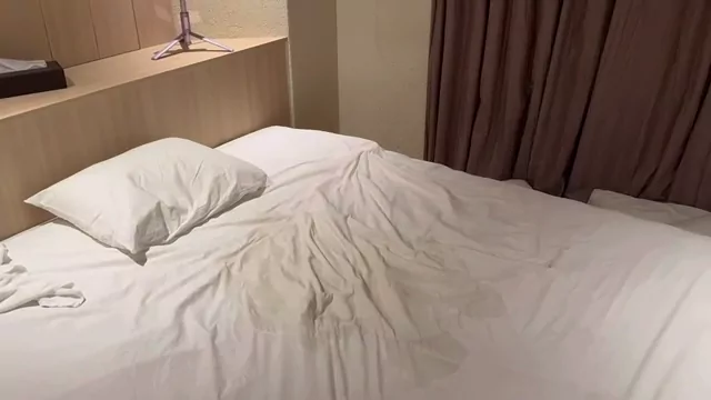 白豚 T○kTokの撮影中にいきなりゴム無し挿入されて、そのままイキ過ぎて潮吹きまくりなハメ潮生中出しされちゃいました… シーン15（62:25）