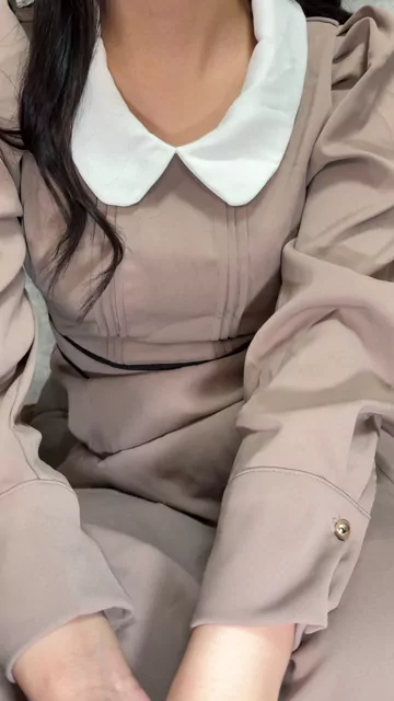 🔥寝取られスワップ貸し出しサークル🔥👿シークレットSecret👿 【スマホ縦動画】ハプバー通いがやめられない潮吹きド淫乱人妻ゆみ　セフレをヤリ部屋に連れ込み初めての公開セックスでおチ○ポください連呼してハメ潮 シーン3（9:04）