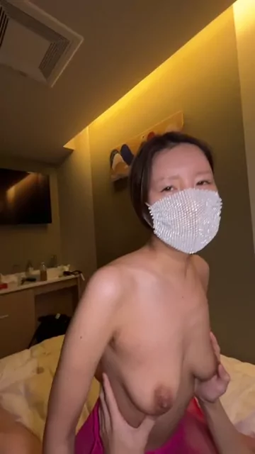 🔥寝取られスワップ貸し出しサークル🔥👿シークレットSecret👿 ラブホで寝取られライブ配信！ピンクのエロコスに垂れ乳を揺らしながら乱れるダメな人妻Mika シーン9（5:55）
