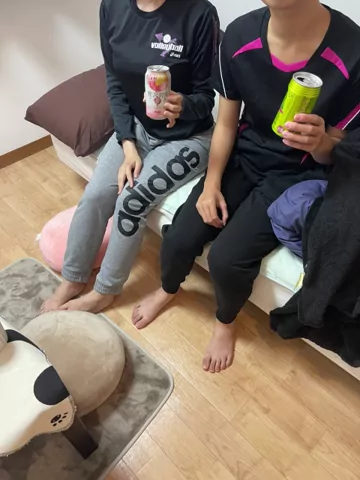 【体育連合会】ガチ体育会女子の裏側！（作り物じゃ意味がない！） Twitter（X）を見ていただいている方は知っていると思いますが、僕の彼女と同じ部活の○○○が以前うちに泊まりに来たんですが、彼女がファンクラブサイトのことをその○○○に話したのがキッカケで、まさかのハメ撮り撮影することになりました！！ シーン7（17:42）