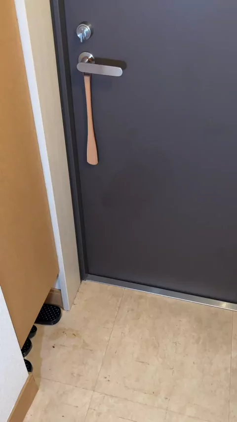🔥寝取られスワップ貸し出しサークル🔥👿シークレットSecret👿 セレブ妻AKIさん、初めてのヤリ部屋で洗ってないチ○ポを即尺 シーン1（0:16）