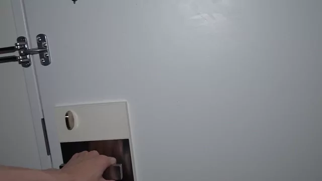 つばさ❗️【メス親と彼女と素人女】 【完全顔出し】弟の彼女がデリヘルで働いてたから指名しました。弟にバレたらやばいので身バレ即削除です シーン2（4:44）