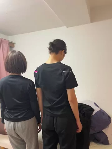 【体育連合会】ガチ体育会女子の裏側！（作り物じゃ意味がない！） Twitter（X）を見ていただいている方は知っていると思いますが、僕の彼女と同じ部活の○○○が以前うちに泊まりに来たんですが、彼女がファンクラブサイトのことをその○○○に話したのがキッカケで、まさかのハメ撮り撮影することになりました！！ シーン2（4:05）