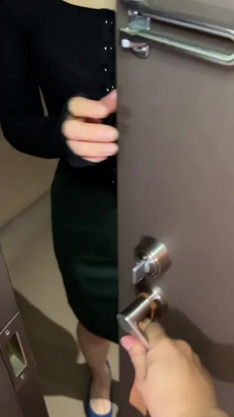 🔥寝取られスワップ貸し出しサークル🔥👿シークレットSecret👿 セレブ妻AKIさん、初めてのヤリ部屋で洗ってないチ○ポを即尺 シーン5（2:24）