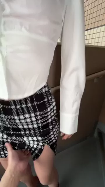 🔥寝取られスワップ貸し出しサークル🔥👿シークレットSecret👿 ここ最近、セックスばかりして編集が手付かずでしたので頑張ってHITOMIさんが寝取られ部屋で３Pをしにきた時の野外フェラ動画を編集したのでアップしておきますね(-_)ｷﾗｰﾝ シーン6（2:37）