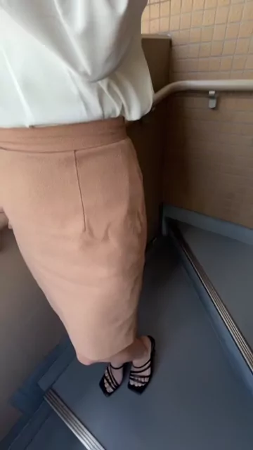 🔥寝取られスワップ貸し出しサークル🔥👿シークレットSecret👿 【スマホ縦動画】セックスレス貸し出され妻 美佳さん　性癖マッチングアプリでサークル初参加 耳元で言葉攻めすると大量潮吹き 生中出し シーン2（3:32）