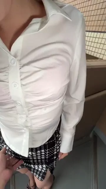 🔥寝取られスワップ貸し出しサークル🔥👿シークレットSecret👿 ここ最近、セックスばかりして編集が手付かずでしたので頑張ってHITOMIさんが寝取られ部屋で３Pをしにきた時の野外フェラ動画を編集したのでアップしておきますね(-_)ｷﾗｰﾝ シーン5（2:08）