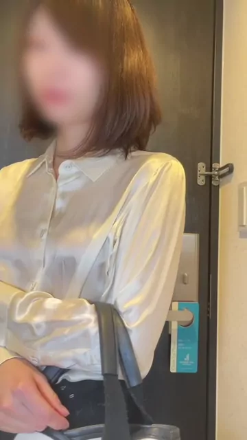 🔥寝取られスワップ貸し出しサークル🔥👿シークレットSecret👿 【未公開映像】セレブ妻AKIさんと白昼の密会　臨場感あふれるスマホ画角アングル シーン10（14:12）