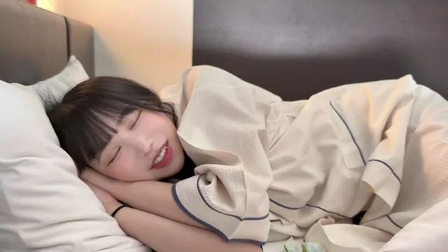 白豚 疲れて寝落ちしちゃったらいつの間にか中出しレ‪‬プされてて気付かず何度もイってたみたいです…。 シーン2（5:34）