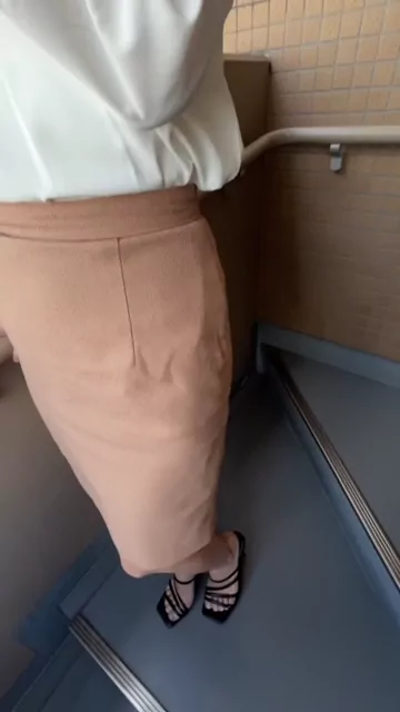🔥寝取られスワップ貸し出しサークル🔥👿シークレットSecret👿 【スマホ縦動画】セックスレス貸し出され妻 美佳さん　性癖マッチングアプリでサークル初参加 耳元で言葉攻めすると大量潮吹き 無許可生中出し シーン2（3:32）