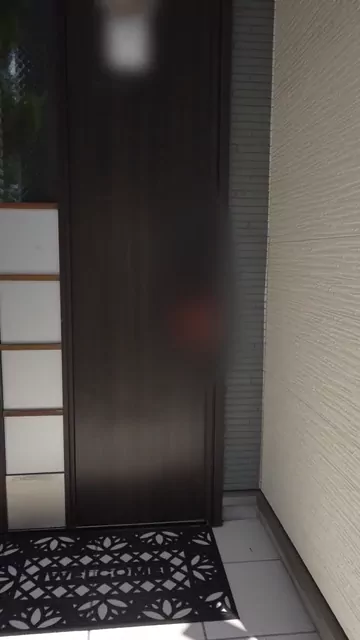 つばさ❗️【メス親と彼女と素人女】 娘を差し出した母親。家族みんなが住んでる家で昼間からハメ撮り シーン1（1:46）