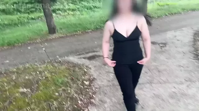 つばさ❗️【メス親と彼女と素人女】 公園に行き上の服を脱がせて谷間見せつけながら散歩しました。すれ違った人達がメス親のおっぱい見てて本人恥ずかしがってたけど、見られることで興奮したらしいです笑。そのあとホテルに行ってセックス生配信。配信を見れた人も見れなかった人もこの動画で生 シーン1（1:37）