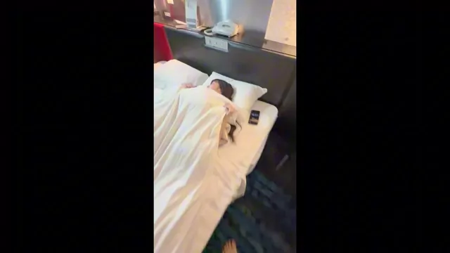 白豚 疲れて寝落ちしちゃったらいつの間にか中出しレ‪‬プされてて気付かず何度もイってたみたいです…。 シーン3（9:17）