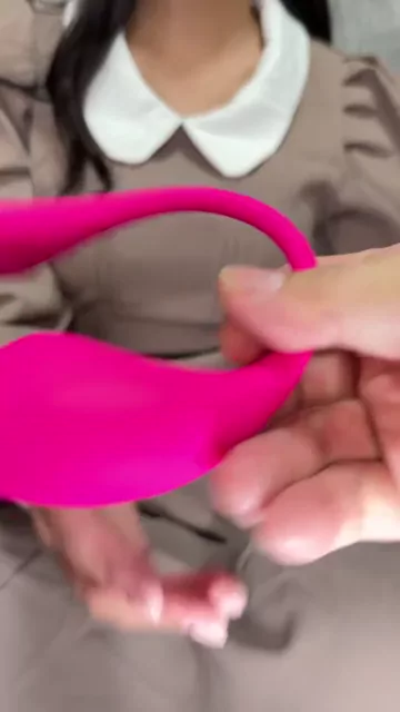 🔥寝取られスワップ貸し出しサークル🔥👿シークレットSecret👿 【スマホ縦動画】ハプバー通いがやめられない潮吹きド淫乱人妻ゆみ　セフレをヤリ部屋に連れ込み初めての公開セックスでおチ○ポください連呼してハメ潮 シーン5（16:19）