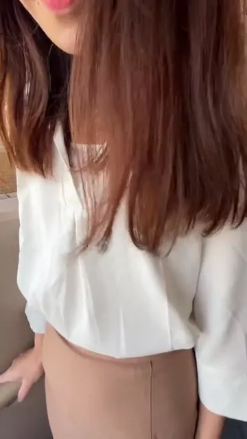 🔥寝取られスワップ貸し出しサークル🔥👿シークレットSecret👿 【スマホ縦動画】セックスレス貸し出され妻 美佳さん　性癖マッチングアプリでサークル初参加 耳元で言葉攻めすると大量潮吹き 無許可生中出し シーン9（20:03）