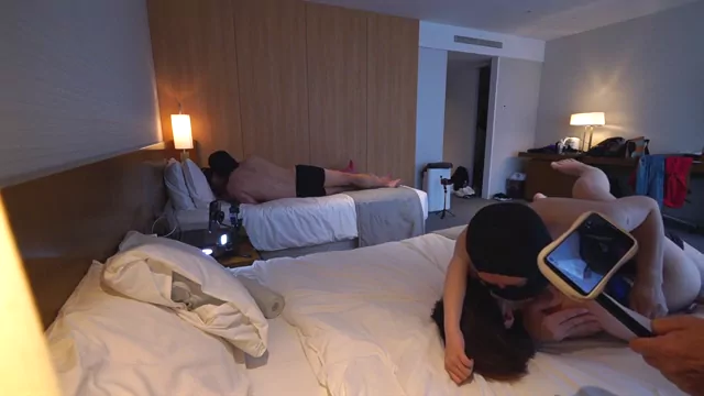 🔥寝取られスワップ貸し出しサークル🔥👿シークレットSecret👿 垂れ乳Mikaと地味子SUZUちゃんとおじさん達の入り乱れ乱○パーティー　熟女と若いこのWフェラからのSuzuちゃんの狭いおま○こへズブっと挿入！ シーン2（3:02）